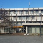 キッチン ブルー グローブ - 集会所、後ろの建物は何だろう？