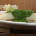 キッチン ブルー グローブ - 横から、たっぷりソースです