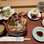 鮨政庭 - ちらし丼ランチ 1500円、サラダ•茶碗蒸し300円