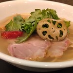 らぁ麺やまぐち - 極みしじみらぁ麺・吊るし焼き豚、春菊、ドライトマト、蓮根素揚げ、茄子煮浸しの具材は初めての経験です。