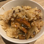 Misoraya Hanare - 竹コース６５００円。鰻土鍋ご飯。土鍋で運ばれてから個々に盛り付けしてもらいました。牛蒡が良きアクセントで、とても美味しかったです♩