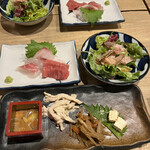 Misoraya Hanare - 竹コース６５００円。お膳　サラダ、お刺身、酒肴４種。前もって置かれていたわりに、お刺身もなかなかでした。酒肴４種も、それぞれ、とても美味しかったです。