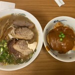 やまと - ラーメンスープうまい。デミのソースうまい