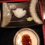 和食　貴山 - ２０１３年１１月２７日の定食に付く刺身。この日はイカ。