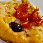 Panificio Santa Rita - オリーブの周りは特に味が濃いめで美味しい　翌朝も並んで買いましたw