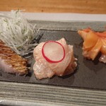 鮨と一品　いちかわ - 鰆（藁焼き）カワハギ（肝醤油和え）赤貝