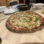 Auberge 829 - ピザの生地は薄めで美味しい