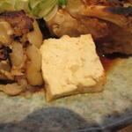 酒蔵 力 - 煮込みの豆腐も焼豚足のタレで