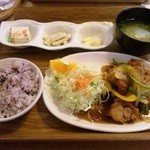 わたしの食卓 - H25.12.01　鶏の甘酢炒め定食全景（ご飯は雑穀米）