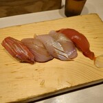 Sugoi Niboshi Ra-Men No Ge Sushi Tsuri Kin - 赤酢握り５貫