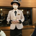 志国土佐 時代の夜明けのものがたり - 列車のサービスをしてくれるお姉さん、制服も可愛い！