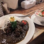 カレー食堂 リトルスパイス - ブラックカレーとライタ