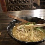 Ramenya Taitan - 中太ちじれ麺