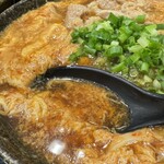 本格派博多うどん はし田たい吉 - あご出汁ベースに甘い味噌と辛味噌をブレンド。ややピリ辛に仕上げたスープに牛肉と溶き玉子が旨みとコクさらにアップ。