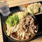 うどん おかだ - 肉冷やし 中¥560。