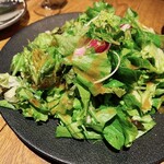 肉ビストロ灯 - ボリューム満点サラダ