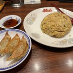 ふくちぁんラーメン 丹南店 - わりと大きめの餃子と、標準的なチャハーン。そしてレンゲではない。
