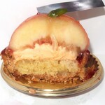パティスリーマサ - ・「桃ちゃん フレッシュ白桃のタルト(¥648)」の断面。