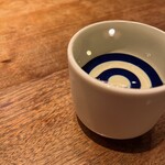 吟魚のはなれ  吟チロリ - 日本酒 煌火 分かりづらいけど、ちょっと動かすとこぼれるくらいに並々