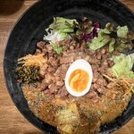 SPICY CURRY 魯珈 - 魯珈プレート:本日の限定『鮭と白菜の生姜カレー』
            大盛・肉ダブル