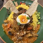 カレーショップ初恋 - 2種あいがけ大ライス、写真でもポルサンボル行方不明