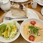 Ducky Duck Cafe - 小さいメイン、サラダ、ケーキ、ドリンクのセット