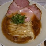 中華そば ひふみ - 麺は細麺でストレート。スープは魚介系。