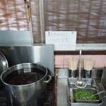 讃岐うどん がもう - 温かい出汁と薬味コーナー