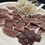 焼肉 味楽 - やって参りましたー！！　お肉たち！　　右上　ハラミ　　右真ん中　骨付きカルビ　真下　レバー　左半分　ハツ　真上　もやし