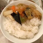 北京 - ライス(普通)にウマニソバの具材を乗せて中華丼風に