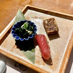 季節料理と日本酒のお店 川崎 魚商店 - 先付け　大間マグロ、煮こごり、芹のお浸し