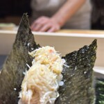 Sushi Kagura - 毛蟹手巻き　カニ肉の甘みとシャリのバランス良いです。海苔は手巻きの種類によって変えてるそうです
