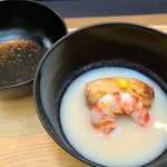 日本料理 TOBIUME - ②蒸し才巻海老(さいまきえび、10cm未満の車海老)(山口県宇部産)と揚げ海老芋(山口県菊川産)の白味噌のお椀 
      少年期の車海老なので甘みと香りも軽やか、白味噌の味わいも申し分ありません