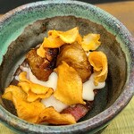 日本料理 TOBIUME - ⑧炭火焼き小倉牛シャトーブリアン(福岡県八幡西産、石橋牧場)、裏漉し菊芋掛け、揚げ菊芋&揚げ菊芋チップス載せ 
      菊芋は3種類の食べ方も面白い
      炭火焼きシャトーブリアンも軟らかくジューシーで美味しい