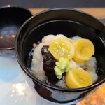 日本料理 TOBIUME - ⑦炭火焼き寒鰆(福岡県芦屋産)、銀杏(福岡県若松産)&木耳(福岡県守垣産)、蒸し蕪(福岡県若松産)餡掛け 
      炭火焼き寒鰆は当然ながら脂の旨みが強いが主役は蒸し蕪餡の優しい甘みに銀杏と木耳との組み合わせ