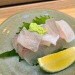 日本料理 TOBIUME - ⑤寒鮃(福岡県芦屋産、4.5kg、朝9時〆)の身と縁側
      薬味:山葵(島根県匹見町産)、青かぼす(福岡県若松産) 
      寒鮃は朝9時に田代シェフ自ら、お店に設置した生簀から引き上げて放血神経〆を施します