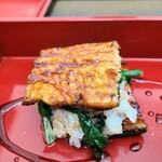 日本料理 TOBIUME - ⑥炭火焼き海鰻(福岡県宗像産、網救い)、大葉春菊(福岡県若松産)、餅米(福岡県小倉産、はざま農園)のうな重仕立て 
      焼き方は炭火直焼きで皮がバリッとしてかなり好みの焼き方、当然ながら悶絶