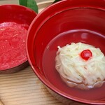 日本料理 TOBIUME - ④蒸し甘藍の餡入り太烏賊(福岡県芦屋産)の真薯、梅肉載せ、奥井海生堂の蔵囲3年もの利尻昆布(北海道礼文島船泊産)と削り立て血合抜き本枯節(鹿児島県枕崎産、近海一本釣り鰹の背節)の出汁のお椀 
