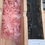 日本料理 TOBIUME - 奥井海生堂の蔵囲3年もの利尻昆布(北海道礼文島船泊産)
      削り立て血合抜き本枯節(鹿児島県枕崎産、近海一本釣り鰹の背節)