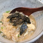 日本料理 TOBIUME - ⑨渡り蟹(福岡県豊前産、雌)の蟹雑炊、蕪の葉(福岡県若松産)&白菜(福岡県若松産)漬け&大根葉(福岡県若松産)、海苔(福岡県有明海産)載せ
      全く臭みの無く寧ろ仄かな香りを感じる渡り蟹の雑炊、至福でした