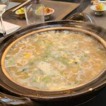 日本料理 TOBIUME - ⑨渡り蟹(福岡県豊前産、雌)の蟹雑炊、蕪の葉(福岡県若松産)&白菜(福岡県若松産)漬け&大根葉(福岡県若松産)
      渡り蟹は独特の臭いが出てしまう食材なので水洗いと歯ブラシによる丁寧な磨きが欠かせません