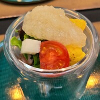 日本料理 TOBIUME - ③赤海鼠(福岡県若松産、脇田港)、ブロッコリー、黄カリフラワー、ミニトマト、スイートスプリング、菜の花、大根おろし&土佐酢のドレッシング掛け【野菜は全て福岡県若松産】
                    独創性が高い田代シェフらしい一品