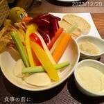 228470435 - ☺︎食事の前に 新鮮なお野菜とバーニャカウダとチーズのソース　全粒粉のパン