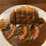 カレーショップMASARA - 相方さんの｢ワンパクカレー｣こと、｢ちょい得カレー｣。ロースカツ、ウィンナー、ナスビがトッピングされてます✩.*˚