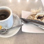 マエダコーヒー 御池店 - 深煎りストロングコーヒー、チョコとキャラメルのタルト