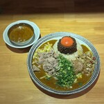 吉田カレー  - 甘口、並、松阪ポーク切り落とし煮込み、チーズ、玉ねぎアチャール、帆立貝柱胡麻醤油漬け（限定）、鯖と牡蠣のキーマカレーミニ（限定）