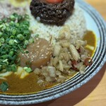 吉田カレー  - 玉ねぎアチャール、帆立貝柱胡麻醤油漬け