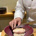 鮨 なんば - 虎河豚の白子とシャリ～特大虎河豚の白子、焼き目の付いた白子の皮、シャリと共に