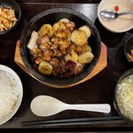 Shisen Shokufu - 鶏肉とバジル石鍋焼き(女性人気)