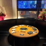 Yakiniku Jin - 革張りソファーの円卓で贅沢焼肉！